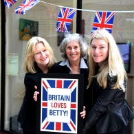 Clare & Alice Collins with Laurie Kazan-Allen_1037